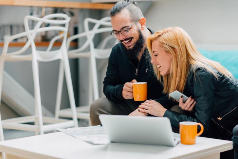 couple booking travel online